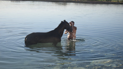 Onların da hakkı serinlemek. Sıcaktan bunalan atlar gölete sokuldu