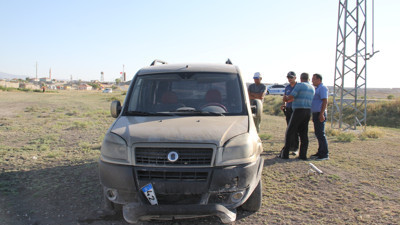 Polisten kaçan ehliyetsiz sürücü önce polis aracına çarptı sonra tarlaya uçtu