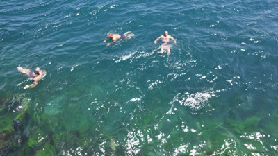 Sıcaktan bunalan kendini denize attı