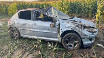 Takla atan otomobil mısır tarlasına uçtu: 1 yaralı