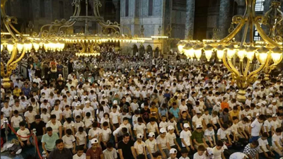 TÜGVA düzenledi. 5 bin ortaokul öğrencisi Ayasofya’da namaz kıldı