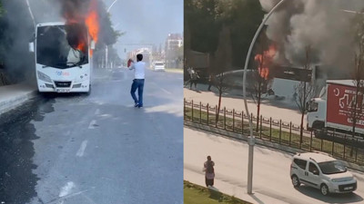Park halindeki midibüs alev alev yandı