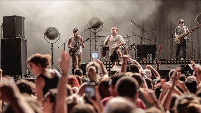 Athena Gökhan'dan müzik yasağı göndermesi: Saat kaç, on ikiyi geçtik mi