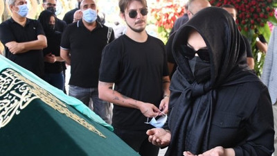 Ebru Gündeş’ten anneye son görev