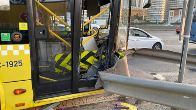 Servis aracı sıkıştırdı. İETT otobüsü bariyerlere ok gibi saplandı
