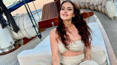 Üç aylık hamile olan Fahriye Evcen teknede poz verdi. Sosyal medya yıkıldı