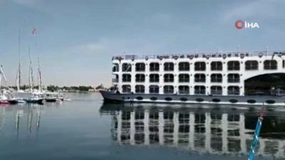 Nil Nehri’nde yolcu gemisi kontrolden çıktı. Önüne çıkan tekneleri ezdi geçti