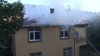 Beykoz'da 2 katlı binanın çatısı alevlere teslim oldu