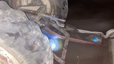 Devrilen traktörün altında can verdi