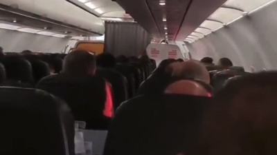 Adana uçağında pilottan Azer Bülbül'lü anons. Yolcular kahkahaya boğuldu