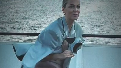 Ünlü model Yulia Zinevich’in teknedeki zor anları. Ne yaptıysa frikik vermekten kurtulamadı