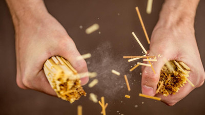 Çubuk makarna neden ikiden fazla parçaya bölünüp dağılır