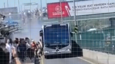 Metrobüsten dumanlar yükseldi, yolcular tahliye edildi