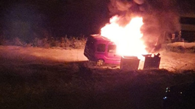 Sinop’ta hafif ticari araç alev alev yandı