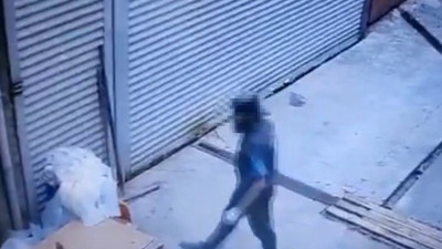 Sancaktepe’de iş yerinin önünde bulunan malzemeleri çalan hırsız kamerada