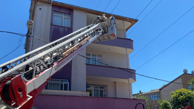 Sultanbeyli'de 3 katlı binanın çatısı alev alev yandı