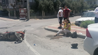 Motosiklet otomobile çarparak camını patlattı kask sayesinde kurtuldu