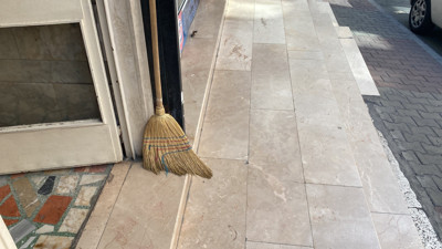 Mecidiyeköy’de akıl almaz anlar: Süpürgeyle hırsızları kovalayıp kaçırdı