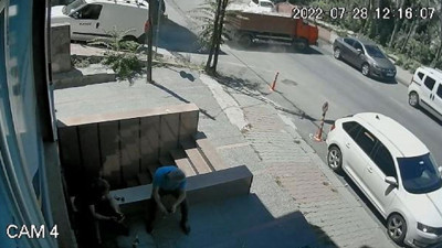 Kağıthane'de hafriyat yüklü kamyonet devrildi