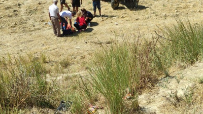 Antalya’nın Manavgat ilçesinde şarampole yuvarlanan traktör kazasında 2 kişi yaralandı