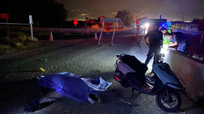 İzmir'in Tire ilçesinde trafiğe kapatılan yola giren motosiklet devrildi: 1 ölü, 1 yaralı