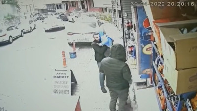 Çocuk var yavaş git uyarısına silah çekti. Baba çocuğuyla markete sığındı