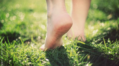 Toprakta yalın ayak yürümenin faydaları
