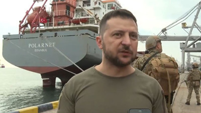 Ukrayna Devlet Başkanı Zelenskiy Türk gemisinin önünde açıklama yaptı. Yola çıkmaya hazır