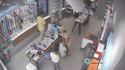 Çalışanları oyalayıp, çocuklara 'robot süpürge' çaldırdı