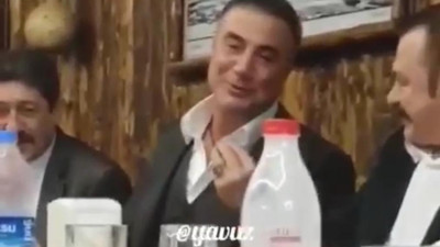 Sedat Peker gazetelere manşet olacak fotoğrafı gizli bir mesajla verdi. Mesaj fotoğrafa yazılan notun sonuna gizlendi