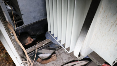 Kablo çalmak için girdiği trafo içerisinde sıkıştı