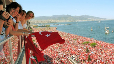 Kalbimiz İzmir'de atıyor. Hepimiz Mustafa Kemal'in askerleriyiz