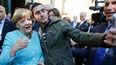 Türkiye'yi istilaya uğratan anlaşmanın mimarı Merkel'e büyük ödül. Eski Alman şansölyesi emeklerinin karşılığını 150 bin dolarlık ödülle alacak