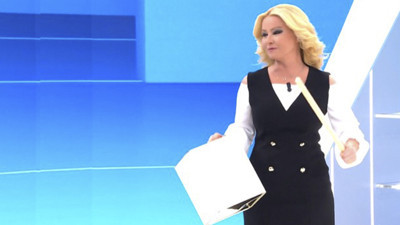 Müge Anlı, güneş tutulması sırasında kötü ruhları(!) kovmak için canlı yayında teneke çaldı