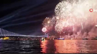 İstanbul Boğazı'nda muhteşem 29 Ekim kutlaması. Havai fişekler 99. yıl şerefine geceyi aydınlattı