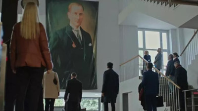 'Yargı' dizisinde yayınlanan 10 Kasım sahnesi büyük ses getirdi. Sosyal medyadan övgü yorumları yağdı