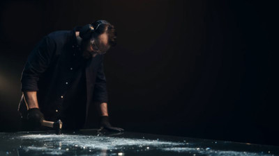 İlk 10 Kasım videosu geldi. Muazzam olmuş. Çekiçle yaptı filmin sonunda herkes gözyaşlarına boğuldu