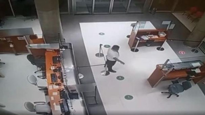 Ölen kadının ruhu geri döndü güvenlikçi tekerlekli sandalyeye oturttu