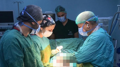 33 yıllık cerrah ilk defa böyle şey yaşadığını açıkladı. Safra kesesi taşı kendine yol açıp bağırsağı tıkadı