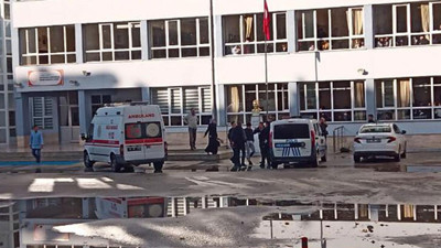 Okuldan uzaklaştırılan liseli müdür yardımcısını bıçakladı