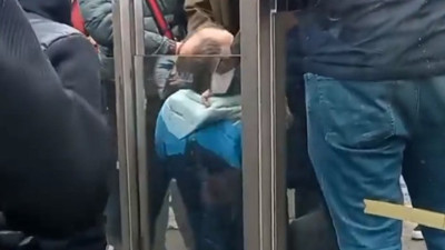 Afrikalı yolcuyu taciz eden Iraklıyı vatandaşlar darp etti