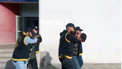 Otostopla dönemeyince otomobil çaldılar