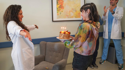 Hande Doğandemir yeni yaşına çalışarak girdi. Sette sürpriz kutlama