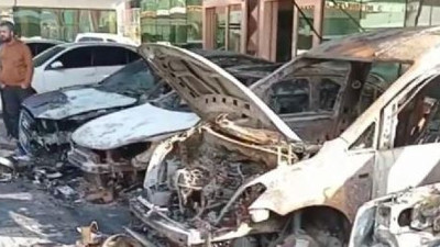 Galeride satılmayı bekleyen 6 araç yandı