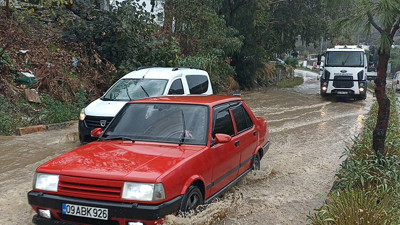 Bodrum'da sağanak ve fırtına! Cadde ve sokaklar suyla doldu