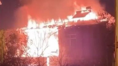 Tandır fırını iki katlı ahşap evi yaktı