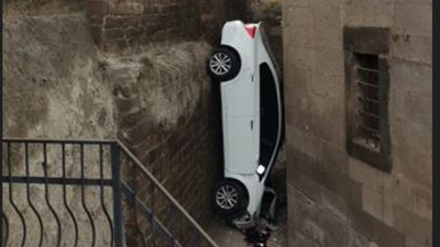 Öğretmenler Günü'nde öğretmenler otoparktan aşağıya uçtu