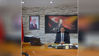 Devletin müdürü cumhuriyete karşı ayaklanan Seyit Rıza'yı andı. Müdür Bey'in dil bilgisi de sıfır çıktı