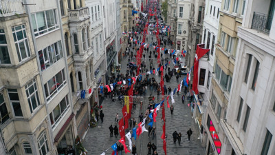 İstiklal Caddesi’nde sergi açmak, stant kurmak, müzik yapmak yasaklandı. İkinci bir emre kadar yassak kardeşim