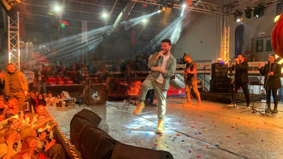 Konserde ‘yoruldum’ diyen Sinan Akçıl'a mesir macunu attılar